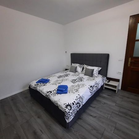Apartamento House Side By Side Braşov Exterior foto